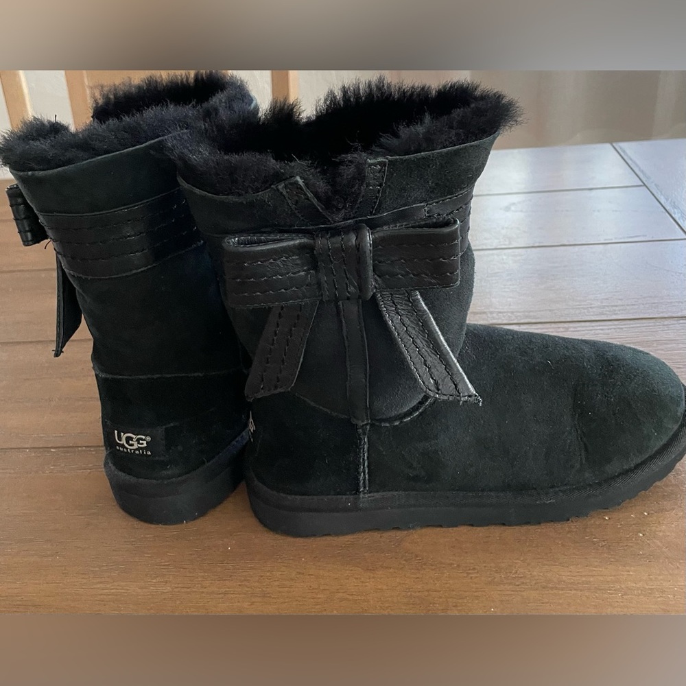 UGG Women's size 7 Black Winter Boots with leather Bow